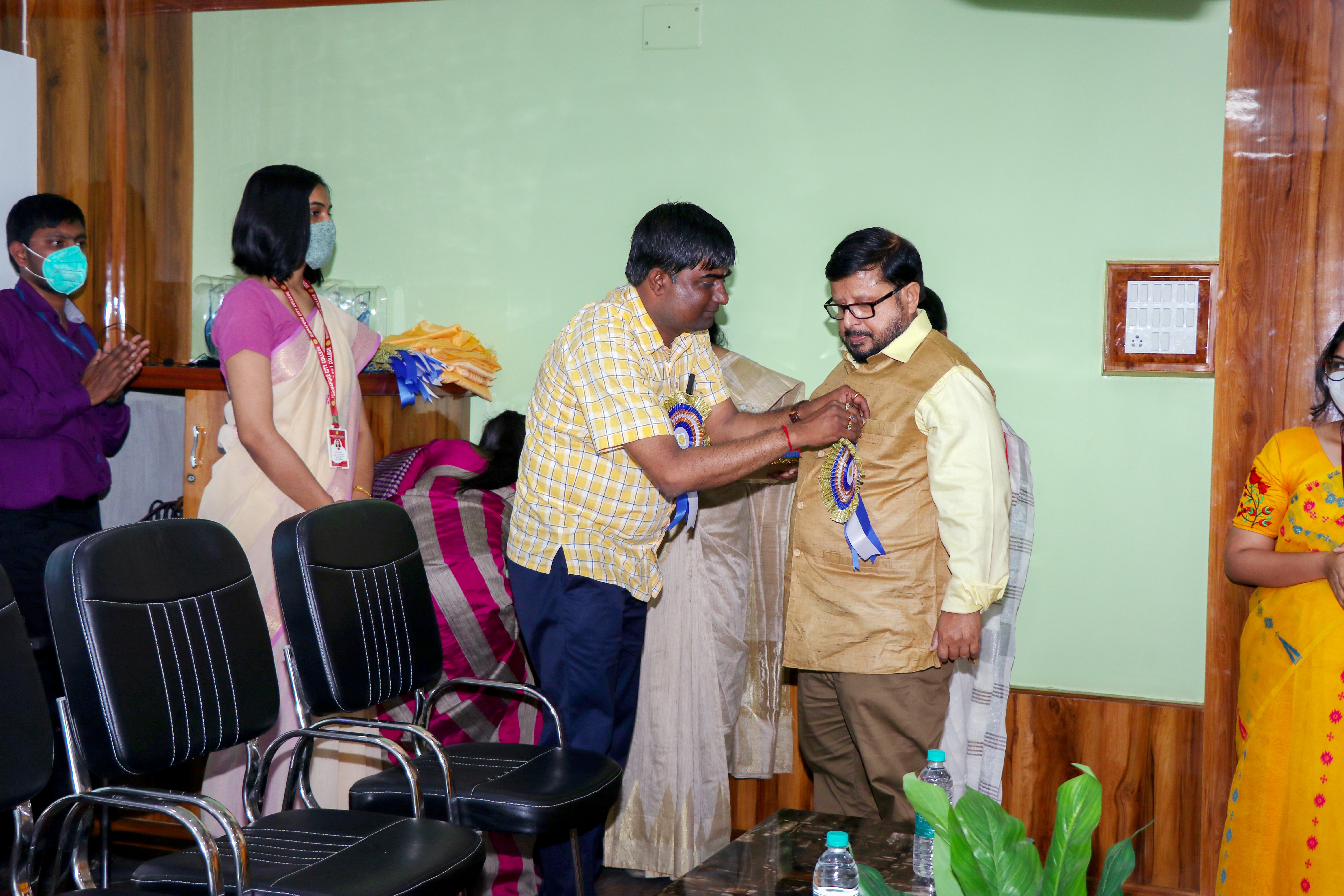10 / 17 , Director felicitating the Honorable Vice-Chancellor