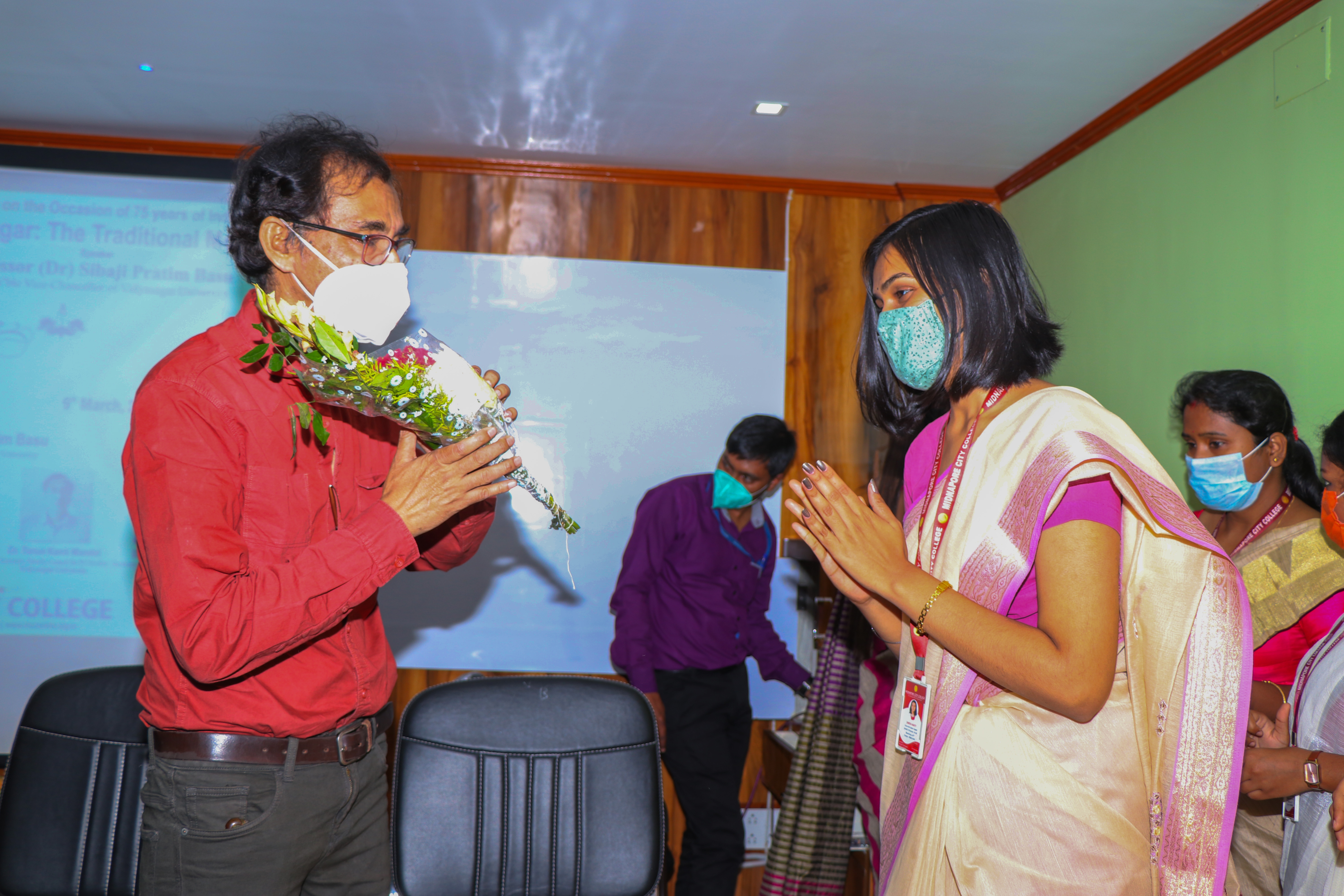8 / 17 , Students are felicitating the Honorable Guests